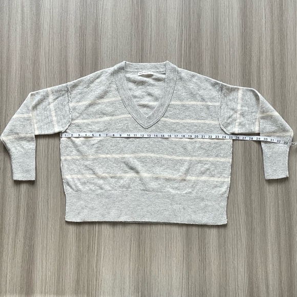 Moon & Madison Striped V-Neck Sweater Grey and White Small - Picture 2 of 9